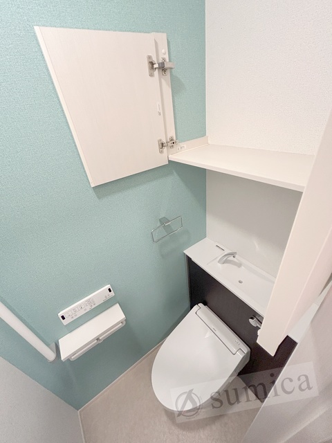 トイレ　人気アイテムの温水洗浄便座。清潔感のあるトイレです。