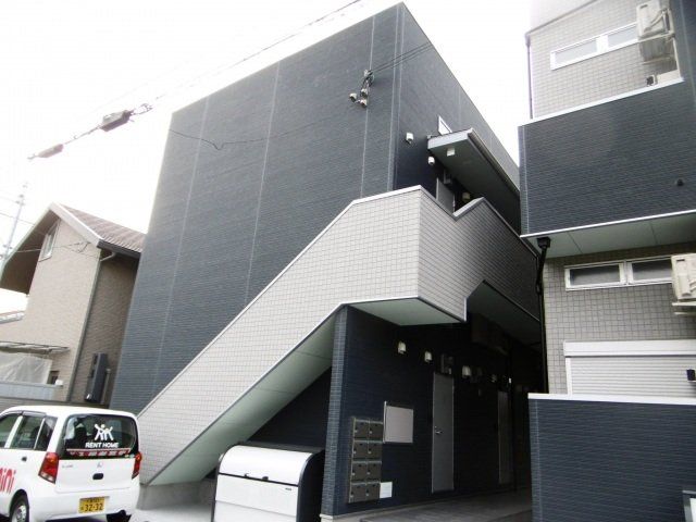 建物外観　２階建てのデザイナーズです。