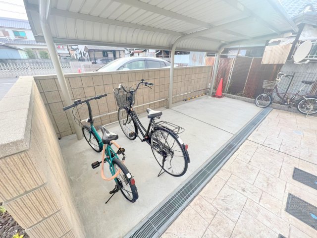駐車場　敷地内にある駐輪場。雨の日にはうれしい屋根つきです。