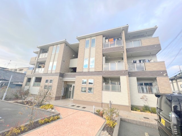 建物外観　閑静な住宅地にある、落ちついた色合いのキレイな建物です。