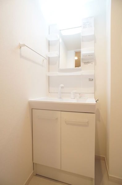 洗面設備　脱衣所　独立洗面台（シャンプードレッサー付）収納スペース有
