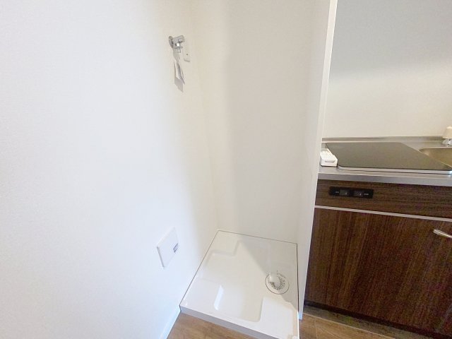 その他　室内洗濯機置き場　※同建物ほかのお部屋の写真です。