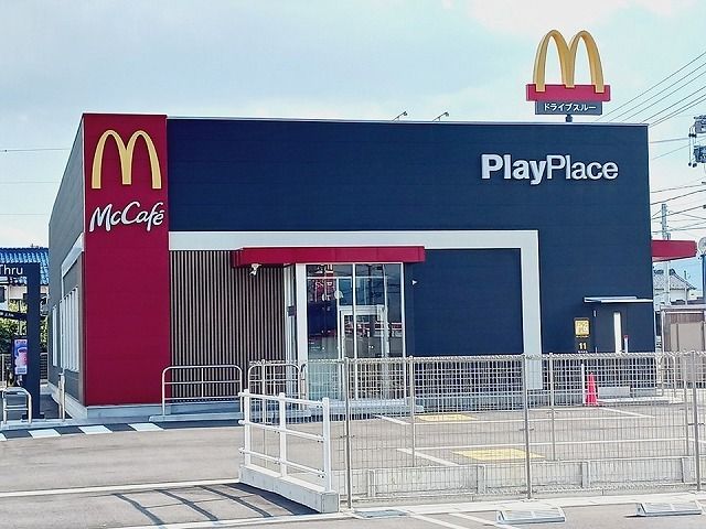 飲食店　マクドナルド 山県高富店（飲食店）まで650m