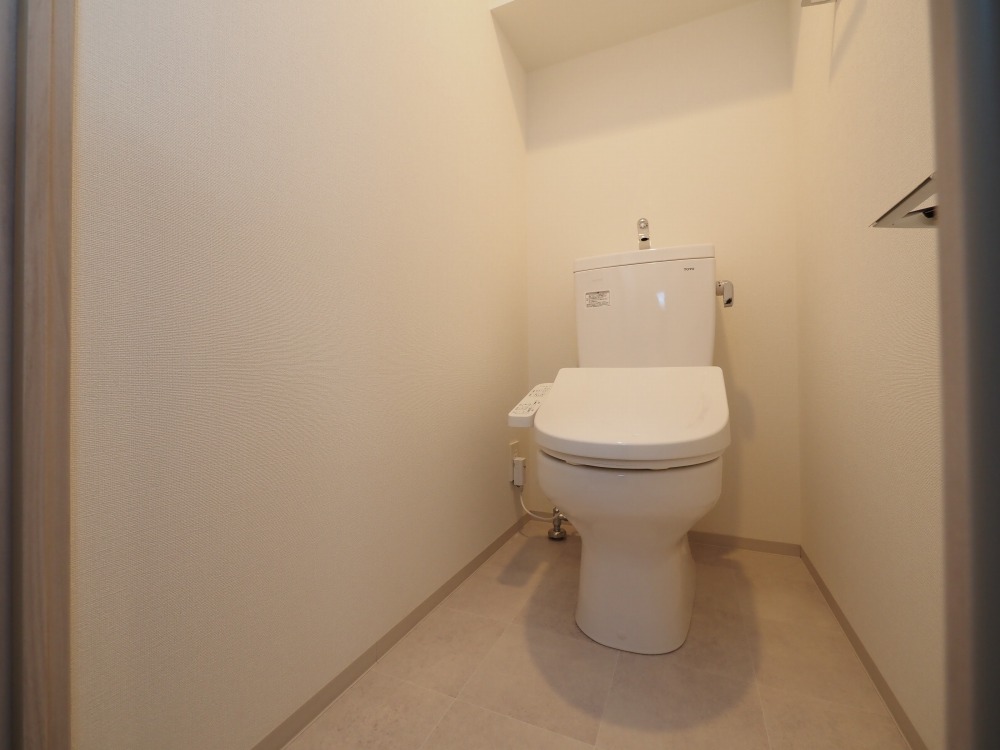 トイレ　落ち着いた色調のトイレです