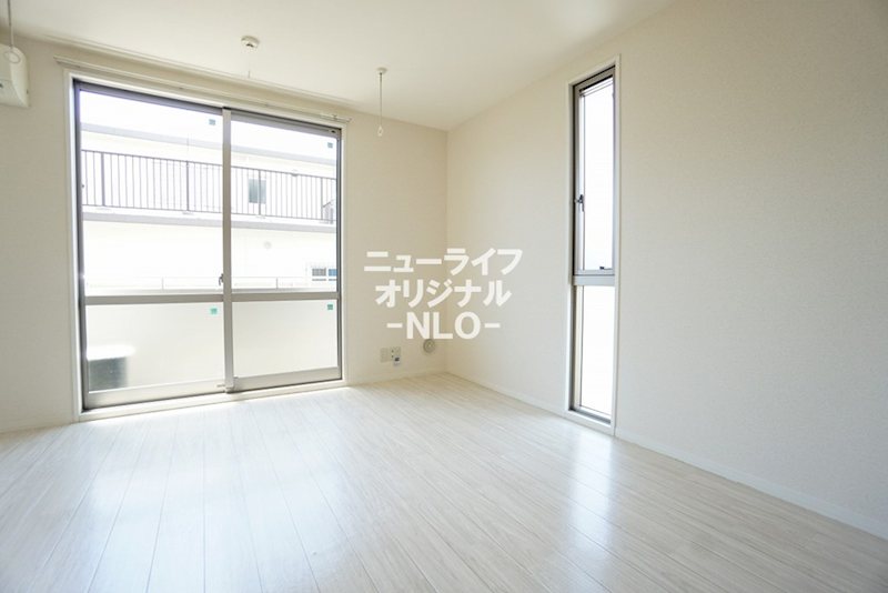 その他　洋室別アングル　角部屋につき2面採光です☆