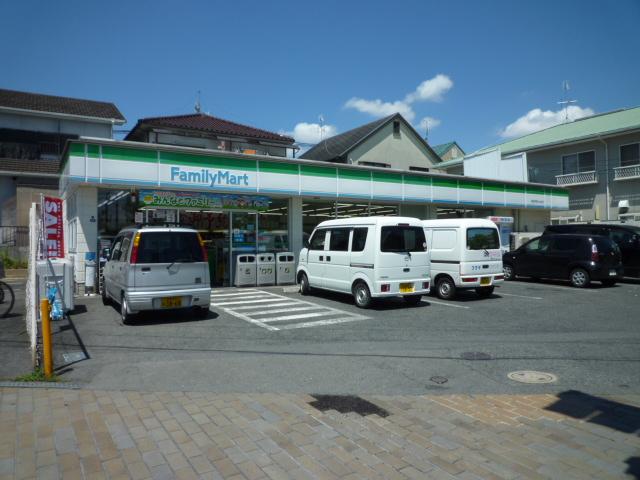 コンビニ　ファミリーマート富田林津々山台店（コンビニ）まで159m