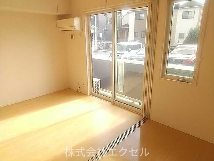 居室・リビング　エアコン完備の明るい室内です。