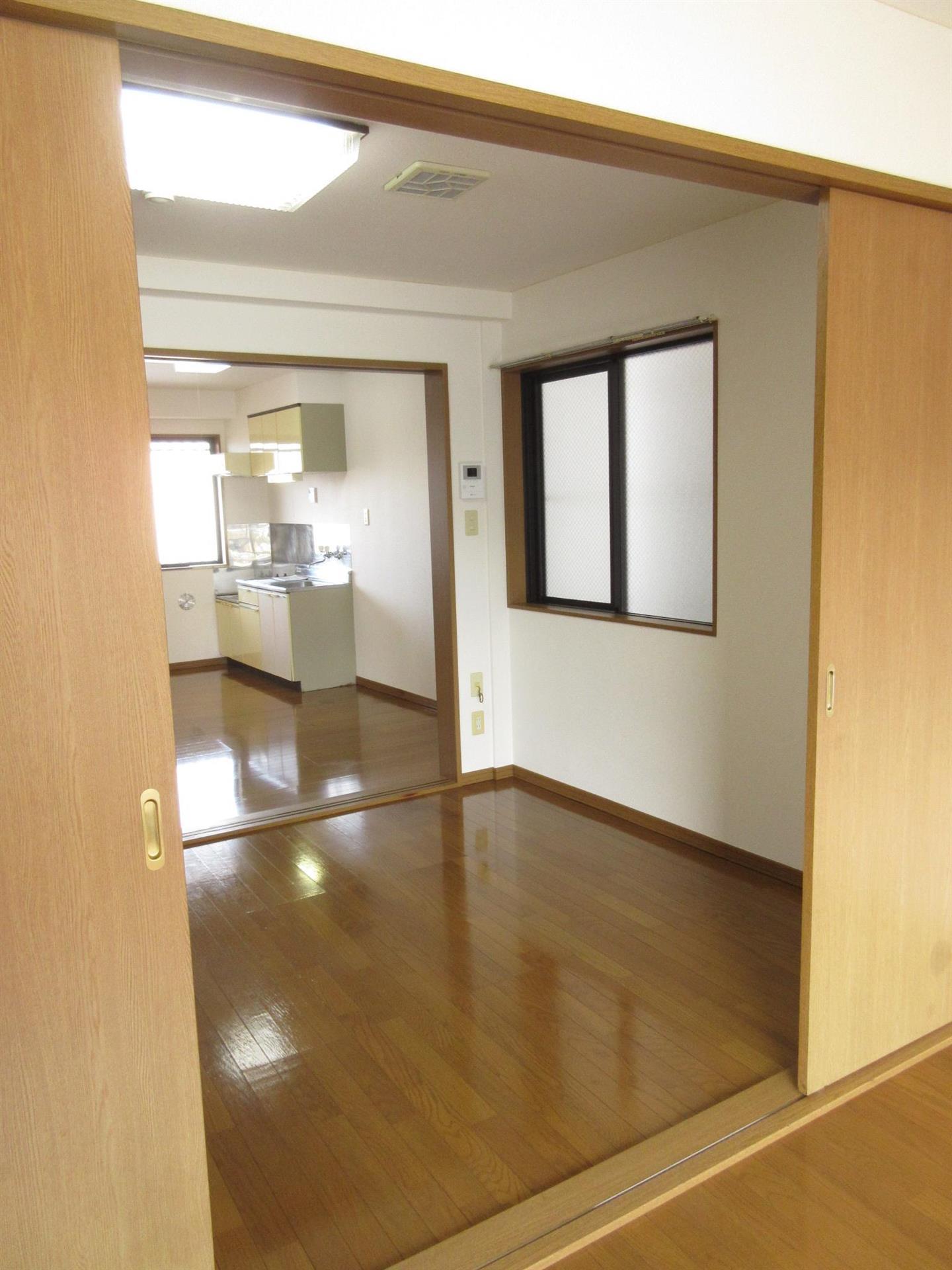 居室・リビング　中部屋でも窓が有り、角部屋でなくて暗くありません。