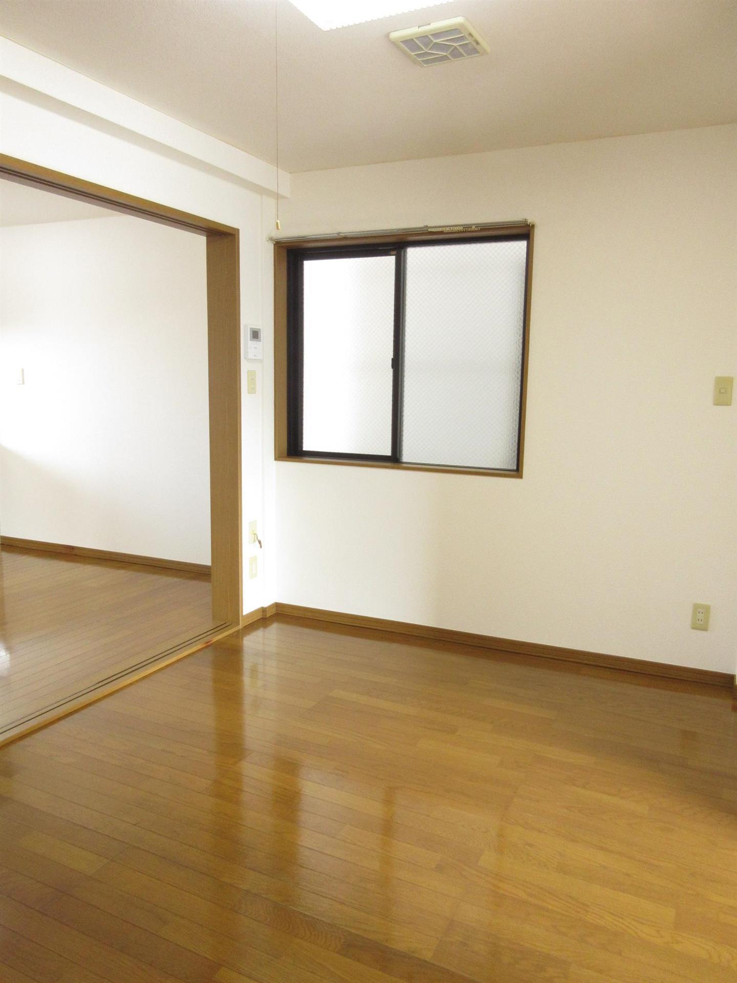 居室・リビング　中部屋です