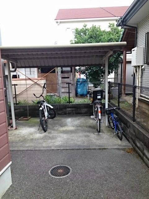 その他共有部分　雨の日も安心の屋根付駐輪場♪