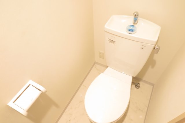 トイレ　落ち着いた色調のトイレです