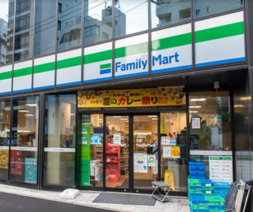 コンビニ　ファミリーマート 北参道駅前店（コンビニ）まで130m
