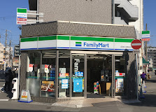 コンビニ　ファミリーマート 阪急中津駅前店（コンビニ）まで72m