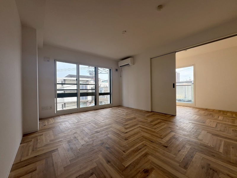 居室・リビング　日当たりが良くて心地よく過ごせそうなお部屋です。