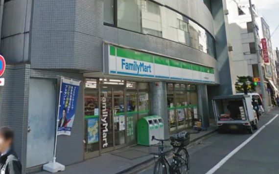 コンビニ　ファミリーマート小伝馬町鞍掛橋店（コンビニ）まで103m
