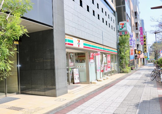 コンビニ　セブン－イレブン馬喰町駅前店（コンビニ）まで120m