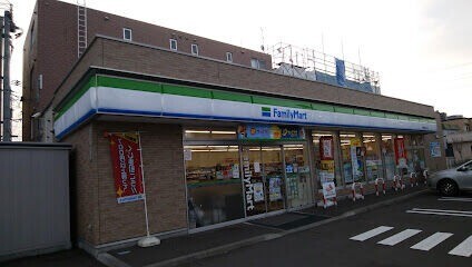 コンビニ　ファミリーマート札幌南郷15丁目店（コンビニ）まで17m
