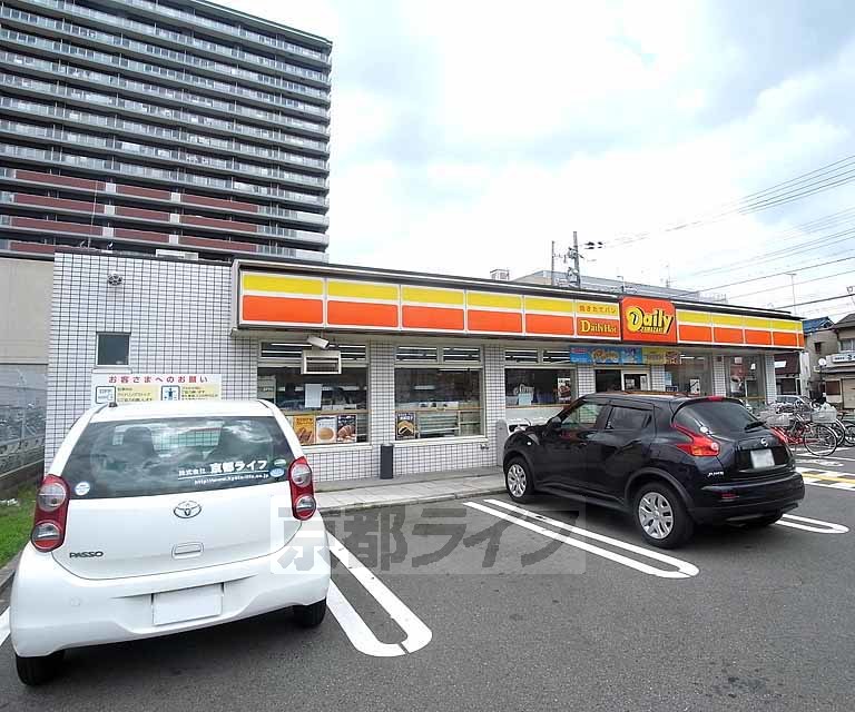 コンビニ　デイリーヤマザキ六地蔵駅前店（コンビニ）まで302m