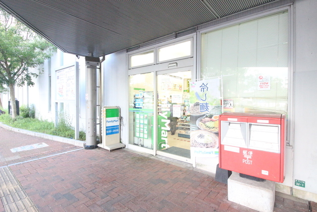 コンビニ　ファミリーマート（コンビニ）まで80m