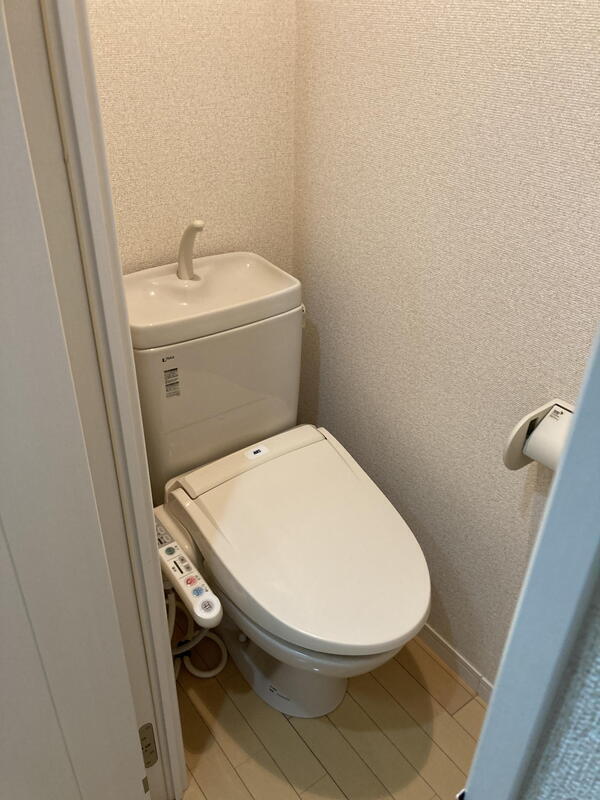 トイレ　温水洗浄便座付きです
