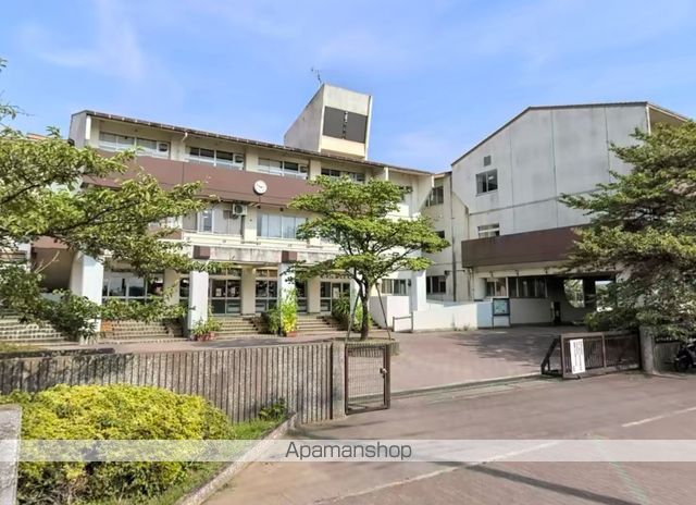 小学校　松戸市立新松戸西小学校（小学校）まで737m