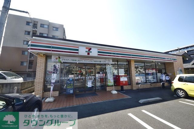 コンビニ　セブンイレブン草加氷川北店（コンビニ）まで300m