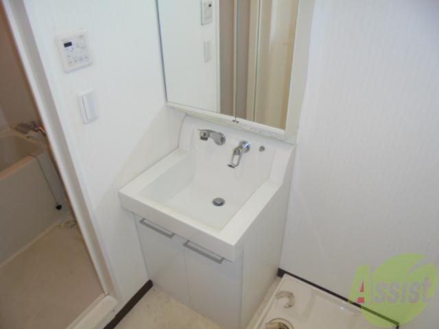 洗面設備　広めの洗面所です。シャンドレと洗濯機置場を並べて配置。