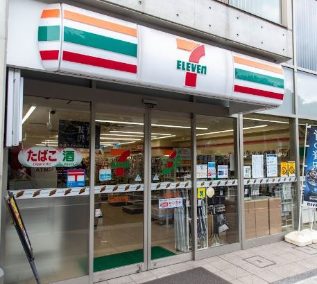 コンビニ　セブン－イレブン渋谷千駄ヶ谷１丁目店（コンビニ）まで488m