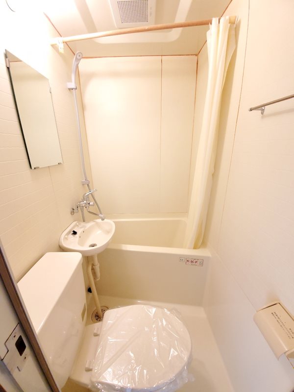 トイレ　※同タイプ301号室の参考写真です★（実際のお部屋とは異なり