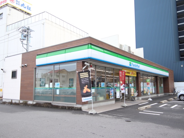 コンビニ　ファミリーマート 城西三丁目店（コンビニ）まで388m