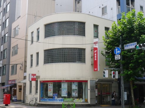郵便局　中央新富二郵便局（郵便局）まで214m