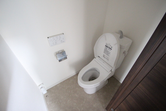 トイレ　※この写真は別の部屋のものです