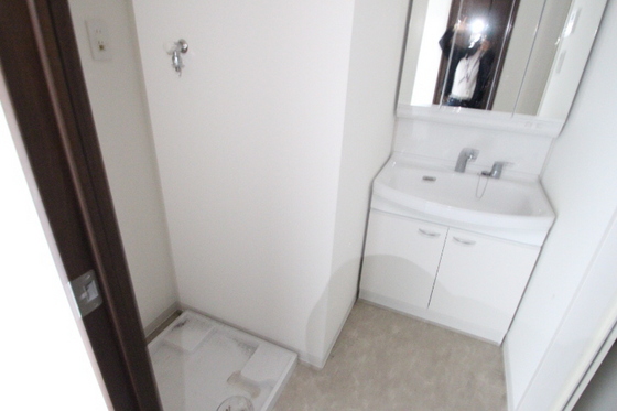 洗面設備　※この写真は別の部屋のものです