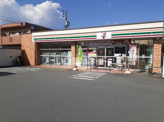 コンビニ　セブンイレブン津市久居西鷹跡町店（コンビニ）まで586m