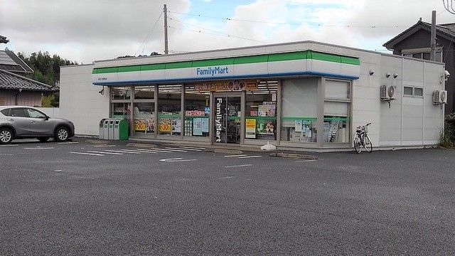 コンビニ　ファミリーマート（コンビニ）まで750m