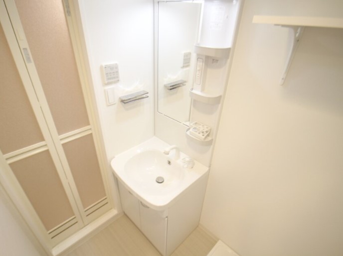 洗面設備　内装は別部屋の参考写真です。