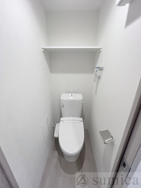 トイレ　人気アイテムの温水洗浄便座。清潔感のあるトイレです。