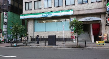 コンビニ　ファミリーマート 六番町日テレ前店（コンビニ）まで436m