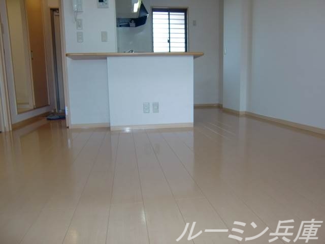 パークハイム弐番館A棟の居間写真