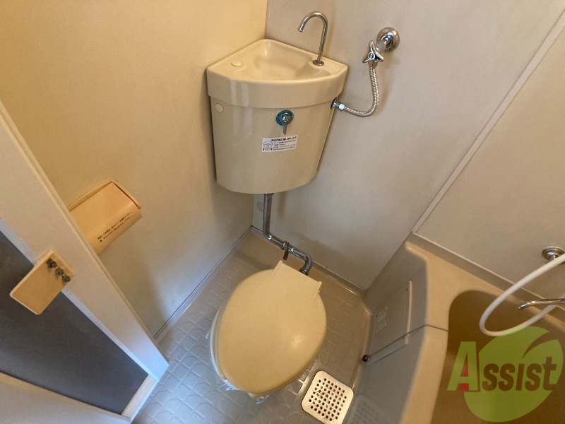 トイレ　ユニットバス内のトイレです。一人暮らしなら十分ですね。