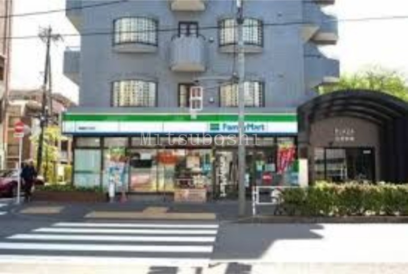 コンビニ　ファミリーマート駒場四丁目店（コンビニ）まで61m