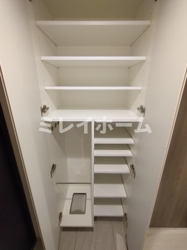 玄関　同建物内、別のお部屋の参考写真になります。