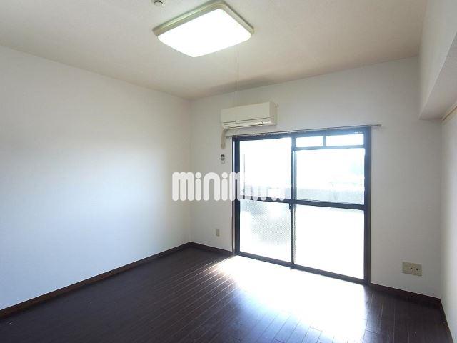 居室・リビング　南向きの明るいお部屋です。