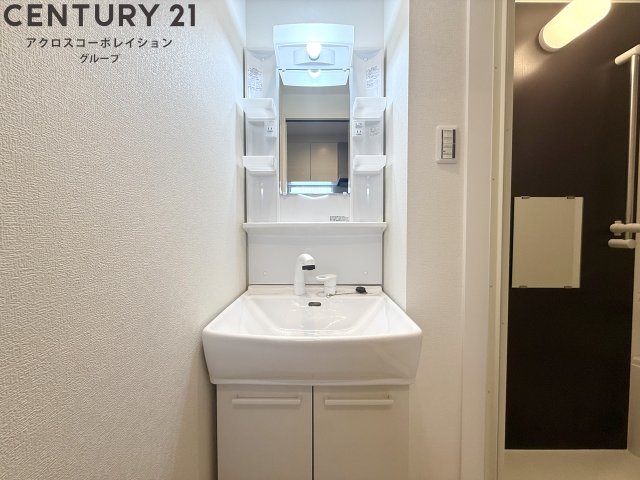洗面設備　明るい洗面台です☆