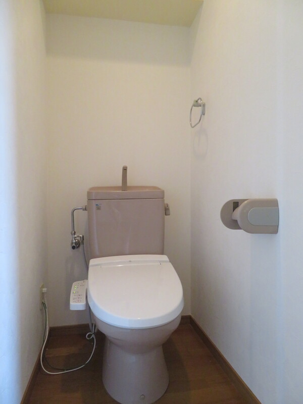 トイレ　落ち着いた色調のトイレです