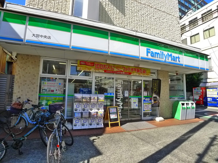 コンビニ　ファミリーマート（コンビニ）まで250m