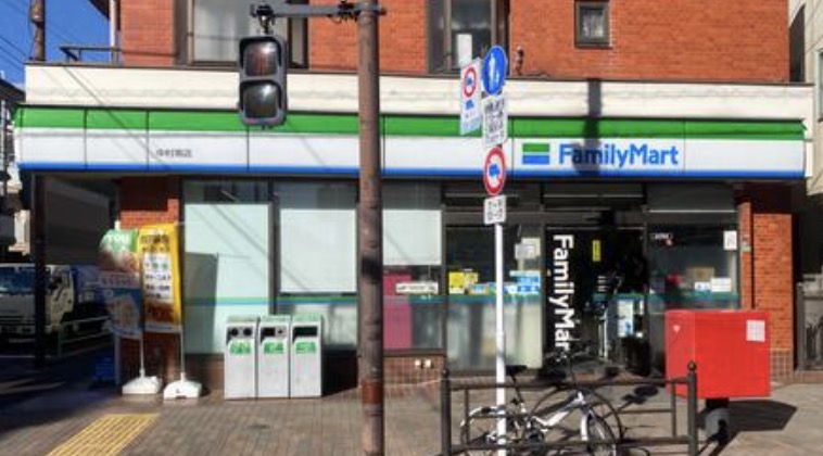 コンビニ　ファミリーマート中村南店（コンビニ）まで301m