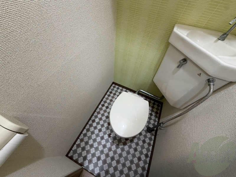 トイレ　広々お使いいただけるお手洗いになっています。