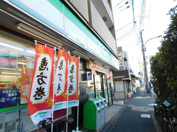 コンビニ　ファミリーマート新代田駅前店（コンビニ）まで422m