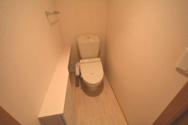 トイレ　温水洗浄便座付きのトイレです♪